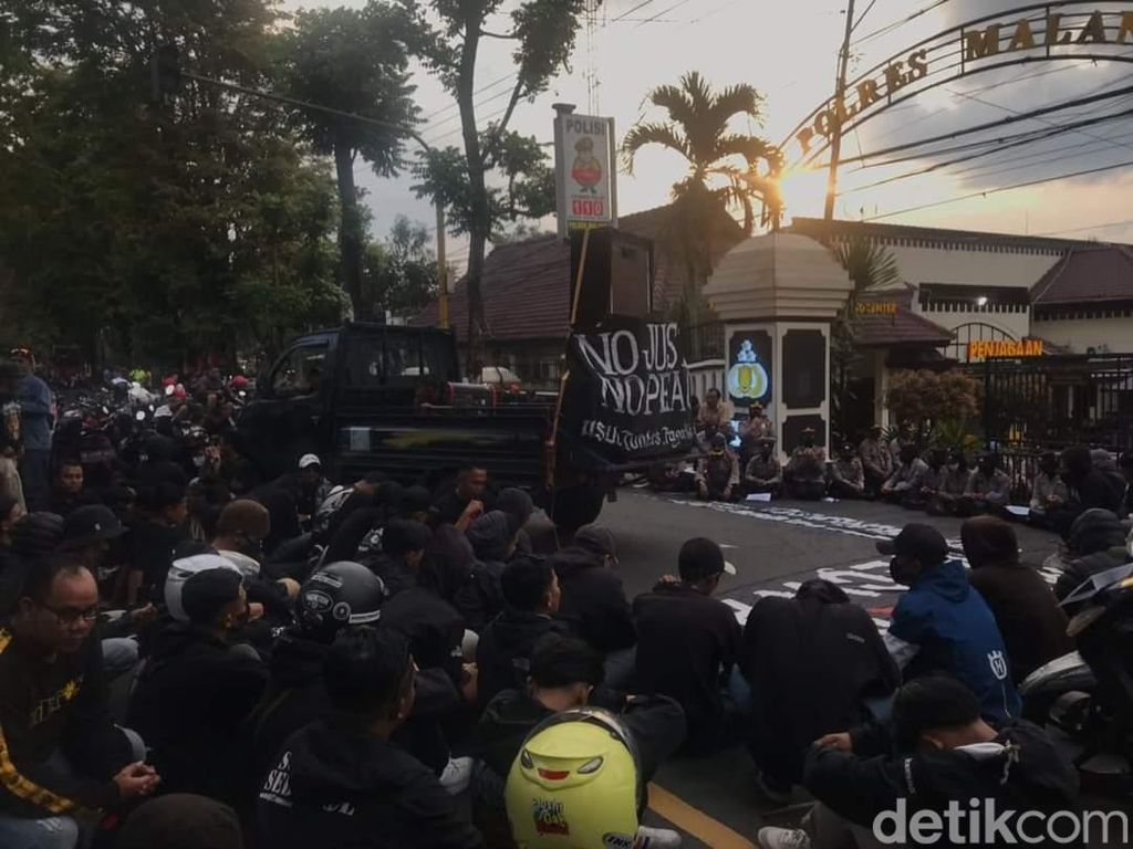 Aksi Aremania Ditutup dengan Doa Bersama di Mapolres Malang Aksi Aremania Ditutup dengan Doa Bersama di Mapolres Malang