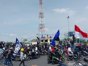 Ratusan Aremania Penuhi Simpang 4 Karanglo: Sepurane Yo Rek Garai Macet!
