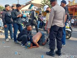 Aremania Sujud-Menangis di Depan Mako Brimob: 135 Ini Nyawa Manusia Pak!