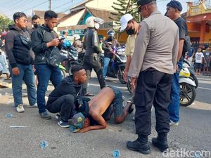 Aremania Sujud-Menangis di Depan Mako Brimob: 135 Ini Nyawa Manusia Pak! Aremania Sujud-Menangis di Depan Mako Brimob: 135 Ini Nyawa Manusia Pak!