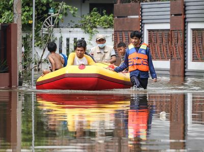 Kali Jantung Tertutup Longsor, Perumahan di Depok Terendam Banjir