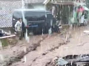 Jalan Raya Kertasari Kabupaten Bandung Diterjang Banjir