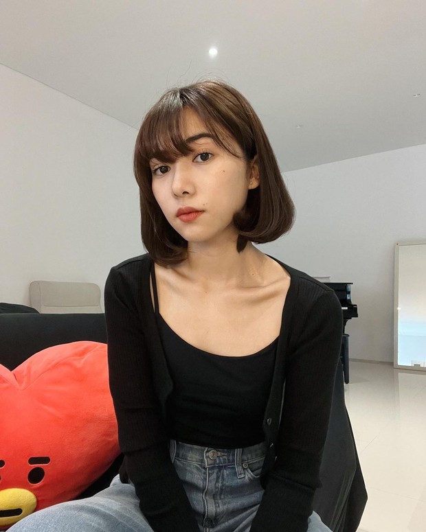 Black outfit ala Isyana Sarasvati/Foto: Instagram.com/Isyanasarasvati Black outfit ala Isyana Sarasvati