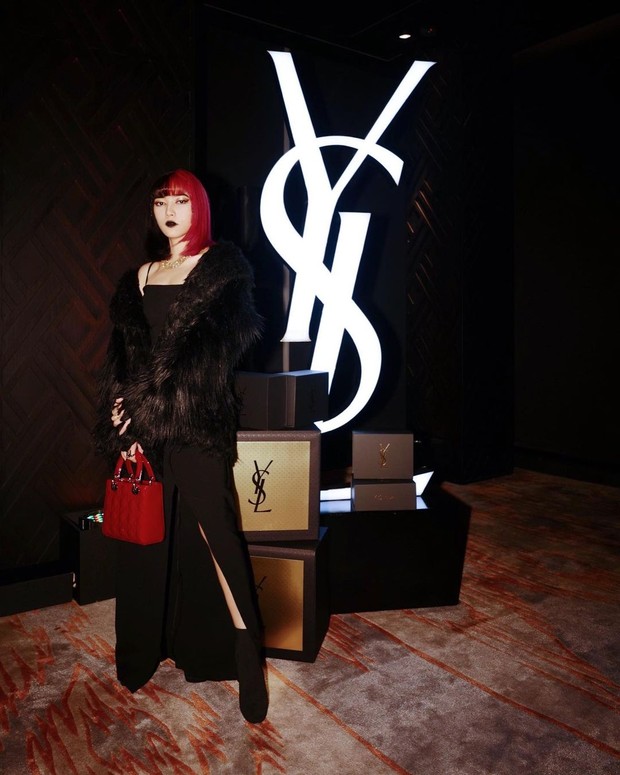 Black outfit ala Isyana Sarasvati/Foto: Instagram.com/Isyanasarasvati Black outfit ala Isyana Sarasvati