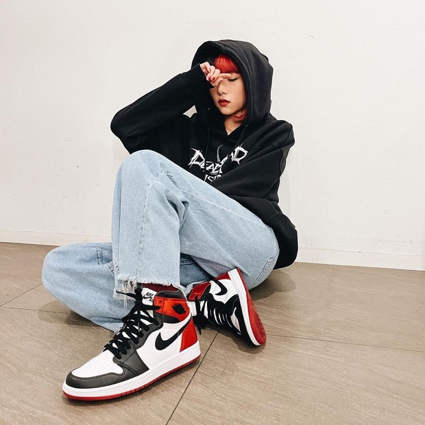 Black outfit ala Isyana Sarasvati/Foto: Instagram.com/Isyanasarasvati Black outfit ala Isyana Sarasvati