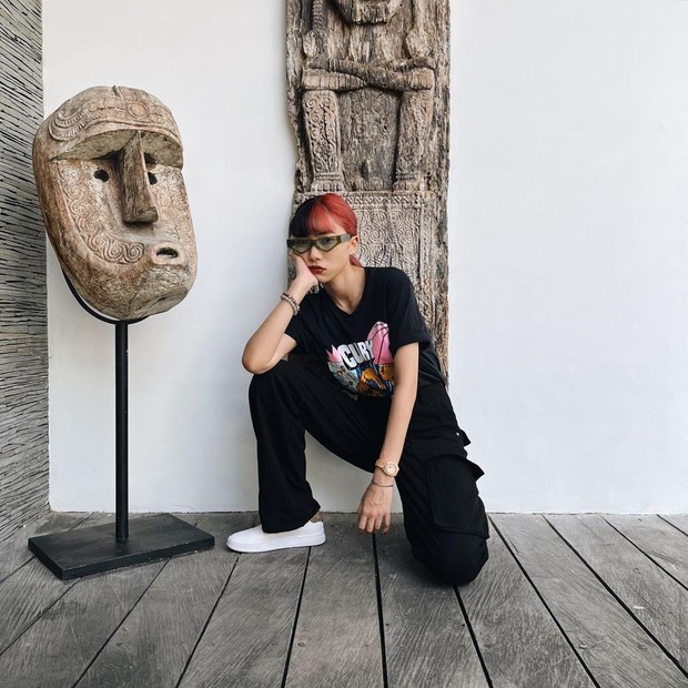 Black outfit ala Isyana Sarasvati/Foto: Instagram.com/Isyanasarasvati Black outfit ala Isyana Sarasvati