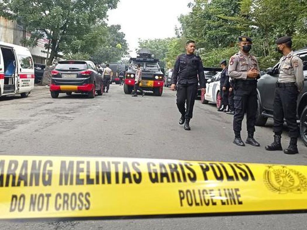 23 Barang Bukti Diamankan Terkait Bom Bunuh Diri Polsek Astana Anyar 23 Barang Bukti Diamankan Terkait Bom Bunuh Diri Polsek Astana Anyar