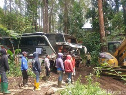 Butuh 2 Hari Evakuasi Bus yang Terjun ke Jurang Tewaskan 7 Orang di Magetan