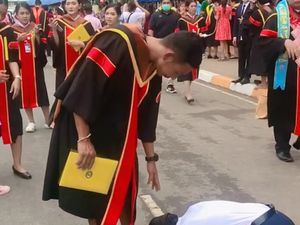 Viral Adik Sujud di Kaki Kakaknya saat Wisuda, Alasan di Baliknya Bikin Mewek