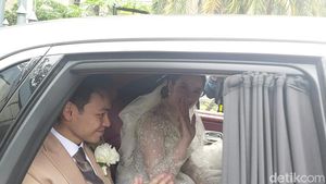 Senyum Bahagia Pengantin Baru Chelsea Islan dan Rob Clinton Kardinal