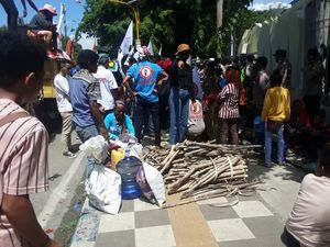 Alasan Ratusan Warga TTS Camping di Depan Kantor Gubernur NTT Alasan Ratusan Warga TTS Camping di Depan Kantor Gubernur NTT