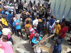 Ratusan Warga TTS Geruduk Kantor Gubernur NTT