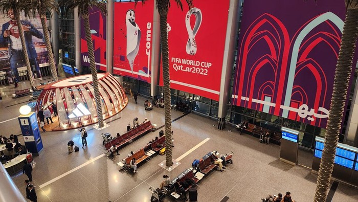 Fans Sepakbola dari Seluruh Dunia Terus Berdatangan ke Qatar DOHA, QATAR - DECEMBER 07: Football fans arrive at the Hamad international Airport ahead of the 2022 FIFA World Cup, prior to the finals at Doha, Qatar on December 07, 2022.
(Photo by Ashraf Amra/Anadolu Agency via Getty Images)