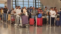 Terlebih, masing-masing suporter membawa atribut khas tim nasional mereka.  