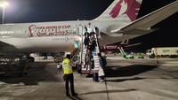 Penggemar sepak bola turun dari pesawat di Bandara Internasional Hamad, Doha, Qatar, Kamis (7/12/2022).  