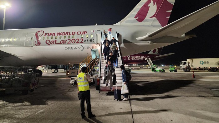 DOHA, QATAR - DECEMBER 07: Football fans arrive at the Hamad international Airport ahead of the 2022 FIFA World Cup, prior to the finals at Doha, Qatar on December 07, 2022.
 (Photo by Ashraf Amra/Anadolu Agency via Getty Images)