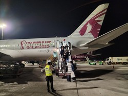 Penggemar sepak bola turun dari pesawat di Bandara Internasional Hamad, Doha, Qatar, Kamis (7/12/2022).  