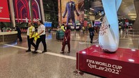 Kedatangan suporter dari berbagai negara membuat atmosfer Piala Dunia makin terasa di Bandara Internasional Hamad.  