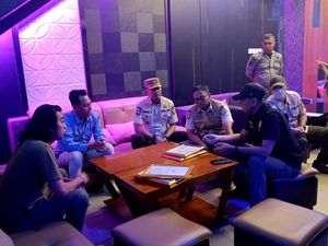 Satpol PP Sita 114 Botol Miras dari Tempat Karaoke di Bogor