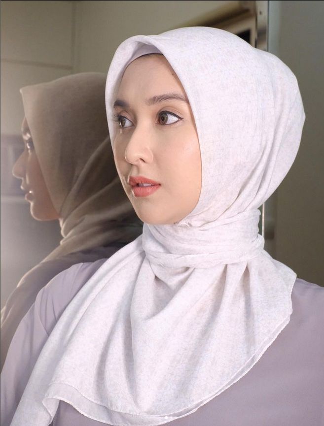 Foto Kevin Liliana,  Miss International 2017 kini mantap berhijab.