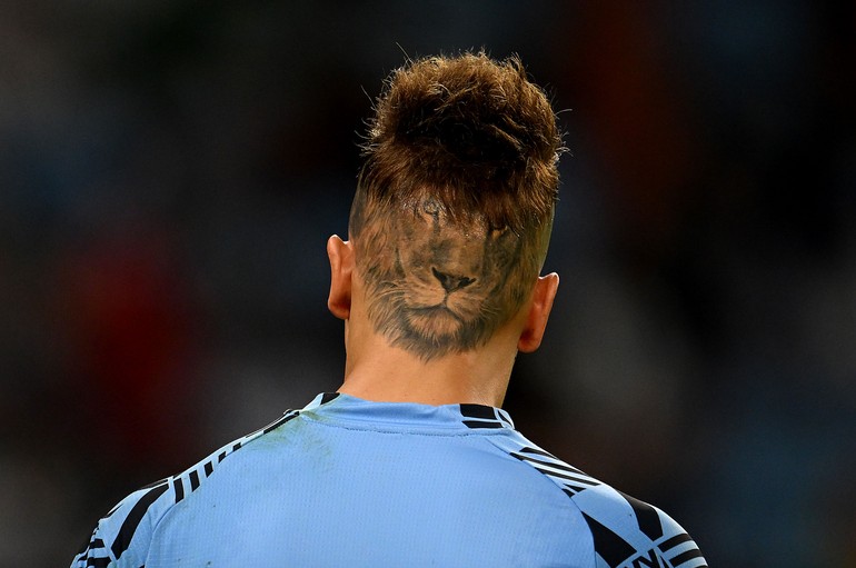 Sebastian SosaPesepakbola lain yang mencuri atensi dengan gaya rambutnya adalah Sebastian Sosa. Pemain asal Uruguay itu mengusung konsep rambut singa. Tak hanya potongannya tapi ia juga menampilkan tato singa di bagian samping dan belakang kepala.Foto: Getty Images