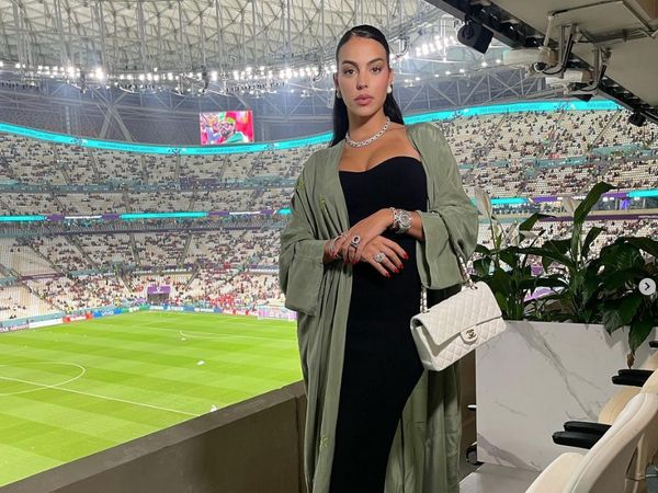 Gaya Georgina Rodriguez dengan Perhiasan Rp 34 M saat Dukung Cristiano Ronaldo