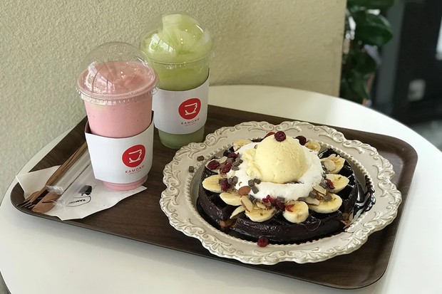 Ice cream waffles dan smoothies segar di Kamong Cafe/Foto: creatrip.com Ice cream waffles dan smoothies segar di Kamong Cafe
