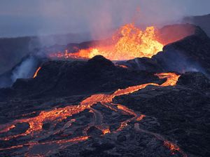Lava Setinggi 2 Kali Monas Menyembur, Taman Nasional Ini Langsung Tutup