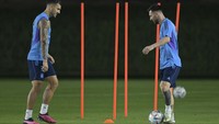 Kemudian ada juga Lionel Messi yang menjadi pemain terakhir yang masuk ke lapangan latihan. 