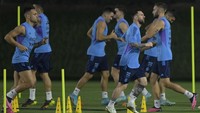Nama-nama pemain seperti Leo Paredes, Rodrigo De Paul, Alexis MacAllister, dan Paulo Dybala hadir dalam sesi latihan dan melakukan pemanasan. 