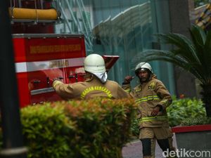 25 Unit Mobil Damkar Dikerahkan Padamkan Kebakaran di Kemenkumham