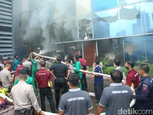 Kebakaran di Gedung Kemenkumham Diduga Akibat Korsleting Listrik Kebakaran di Gedung Kemenkumham Diduga Akibat Korsleting Listrik