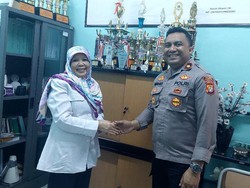 Polisi Fasilitasi Anak Putus Sekolah Belajar di PKBM Negeri 09 Jakarta