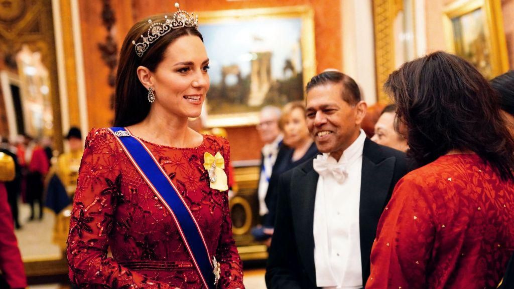 7 Foto Kate Middleton Pakai Tiara Bunga Teratai, Pancarkan Aura Calon Ratu