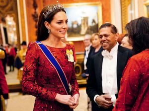 7 Foto Kate Middleton Pakai Tiara Bunga Teratai, Pancarkan Aura Calon Ratu 7 Foto Kate Middleton Pakai Tiara Bunga Teratai, Pancarkan Aura Calon Ratu
