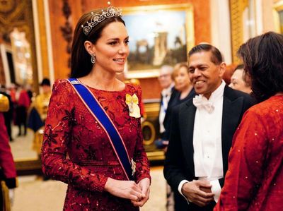 7 Foto Kate Middleton Pakai Tiara Bunga Teratai, Pancarkan Aura Calon Ratu
