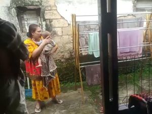 Emak-emak Panik Gendong Anak Saat Gempa Guncang Sukabumi