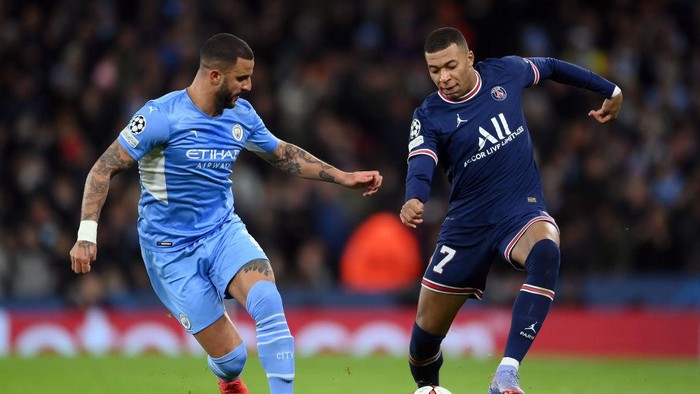 MANCHESTER, ENGLAND - NOVEMBER 24: Kylian Mbappe of Paris Saint-Germain takes on Kyle Walker of Manchester City during the UEFA Champions League group A match between Manchester City and Paris Saint-Germain at Etihad Stadium on November 24, 2021 in Manchester, England. (Photo by Laurence Griffiths/Getty Images)