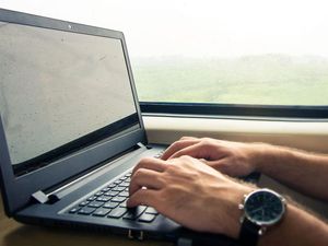 Ceroboh Naik Kereta Berujung Denda Rp 7,5 Juta