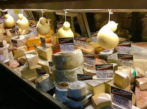 Lengkap! Ada Lebih dari 300 Jenis Keju di Pasar Italia Ini