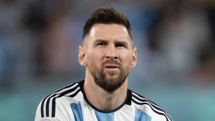 DOHA, QATAR - DECEMBER 03: Lionel Messi of Argentina lines up before the FIFA World Cup Qatar 2022 Round of 16 match between Argentina and Australia at Ahmad Bin Ali Stadium on December 3, 2022 in Doha, Qatar. (Photo by Visionhaus/Getty Images)