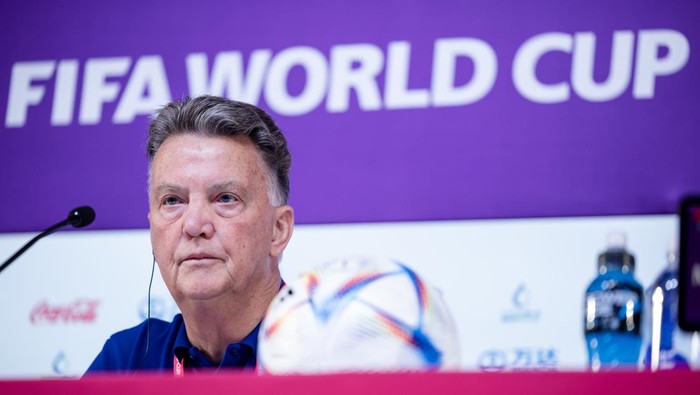 DOHA, QATAR - DECEMBER 8: Coach Louis van Gaal of Holland  during the  Training MenPress Conference Holland at the Main Media Centre on December 8, 2022 in Doha Qatar (Photo by Rico Brouwer/Soccrates/Getty Images)
