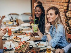 Wanita Ini Kesal Diminta Ikut Patungan Makanan saat Nongkrong Wanita Ini Kesal Diminta Ikut Patungan Makanan saat Nongkrong