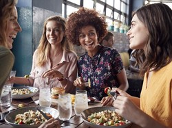 Pria Ini Curhat Dibohongi Temannya yang Minta Patungan Makan