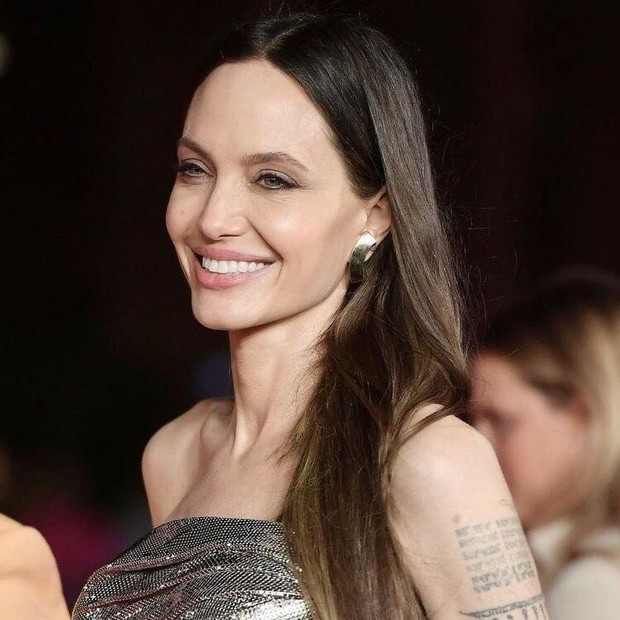 Tampilan makeup flawless tampak mempesona