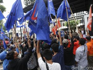Detik-detik Wanita Simpatisan Partai Prima Pukul Polwan di KPU Detik-detik Wanita Simpatisan Partai Prima Pukul Polwan di KPU
