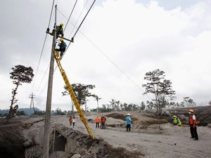 Melihat Perjuangan PLN Pulihkan Pasokan Listrik di Lereng Semeru