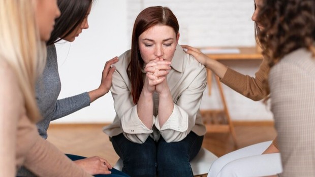 Mendukung teman yang berjuang dengan kesehatan mental/Foto: Freepik.com Pesan kesehatan mental dalam lagu Forever Winter