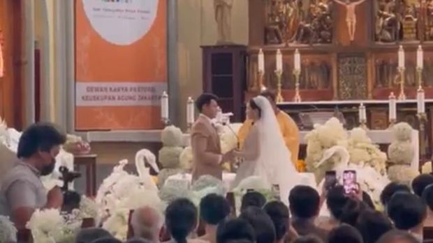 Momen Pemberkatan Chelsea Islan & Rob Clinton