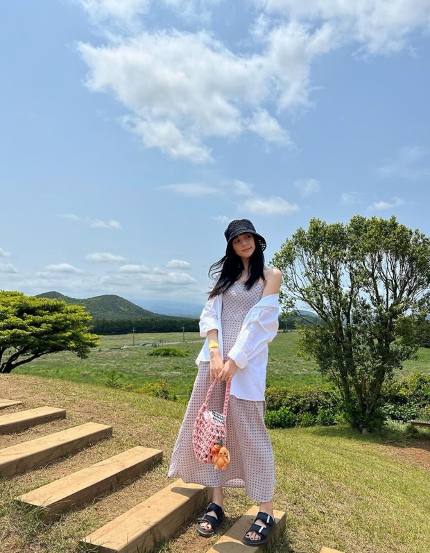 Outfit Liburan ala Jisoo BLACKPINK/Foto: Instagram.com/sooyaa__ Outfit Liburan ala Jisoo BLACKPINK/Foto: Instagram.com/sooyaa__